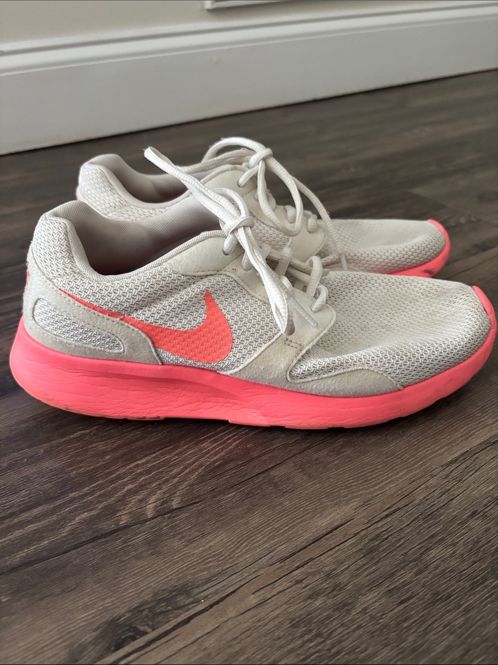 Nike Kaishi Sneakers Women's Size 9.5 White Hyper Punch Pink Running Shoes